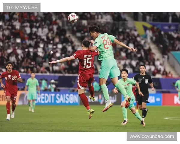 国足鏖战亚洲杯小组赛逆转取胜展现团队拼搏精神