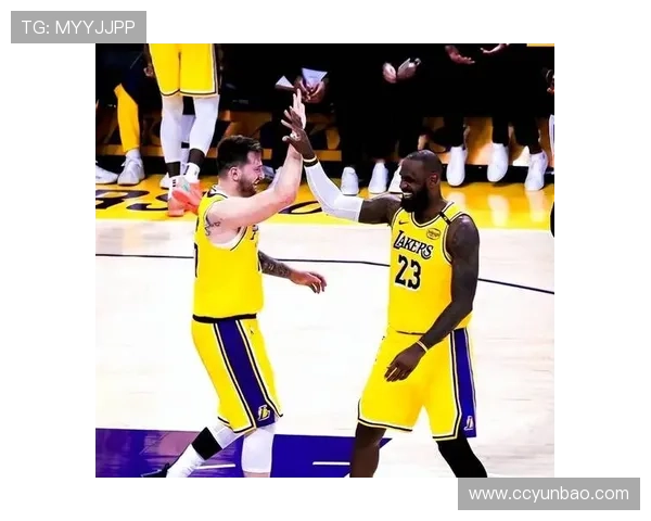 勇士队迎战湖人队上演西部豪强对决,库里与詹姆斯再度碰撞争锋 勇士队迎战湖人队上演西部豪强对决,库里与詹姆斯再度碰撞争锋